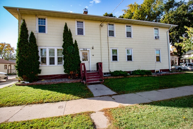 Front - 722 8th Ave N Unit 3