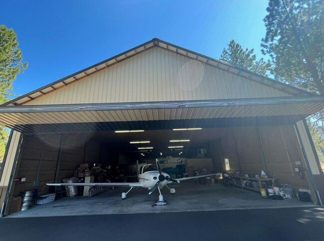 Photo - Fantastic 3-Bdr Home with Private Airport ...