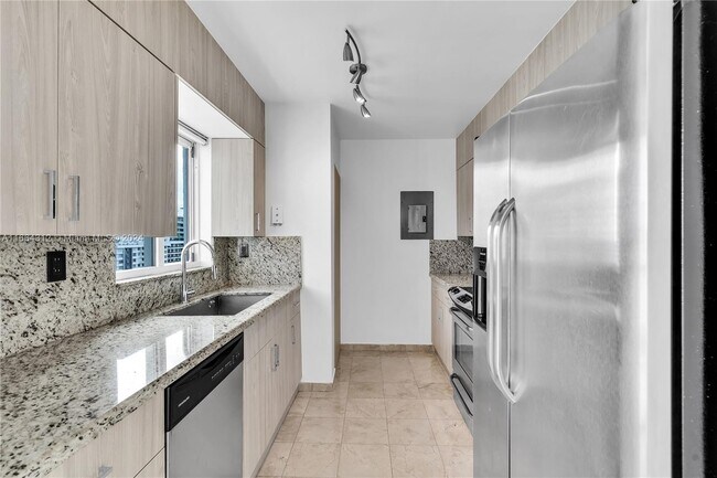 Photo - 5900 Collins Ave Unidad 1906