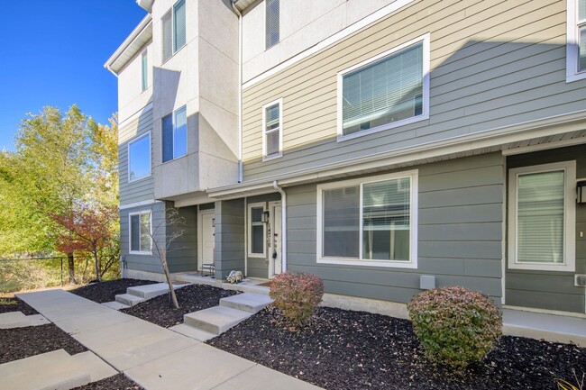 Building Photo - Beautiful Townhome in Bluffdale