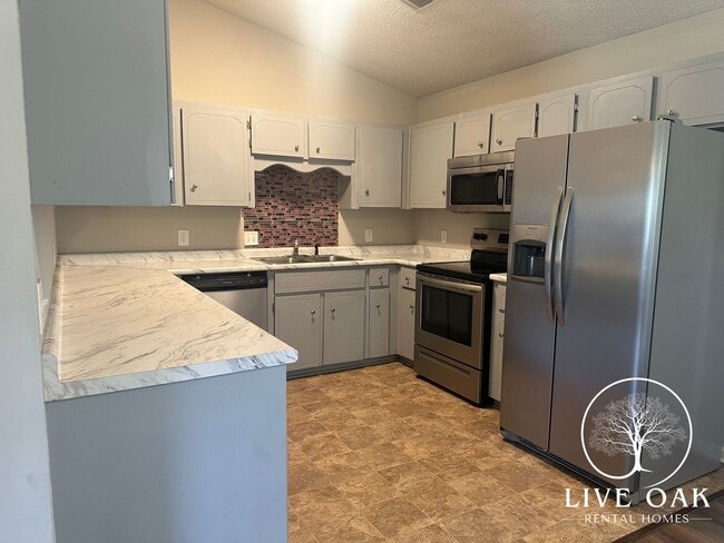 Photo - MOVE IN SPECIAL: $500 OFF 1ST MONTH'S RENT!**