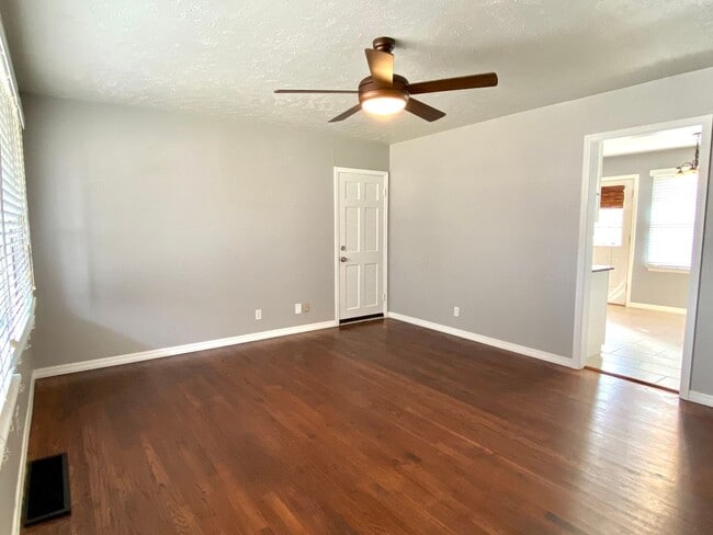 Photo - 3 Bed 1 bath with Huge Backyard!!