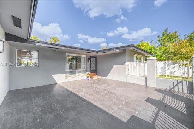 Photo - 2121 NE 62nd St