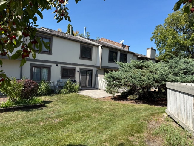 Photo - 2494 Smith St