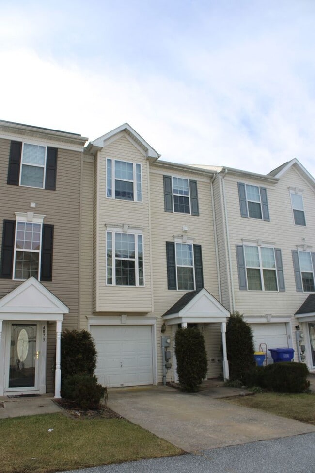 Building Photo - Spacious Townhouse