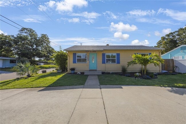 Photo - 702 Gray St S