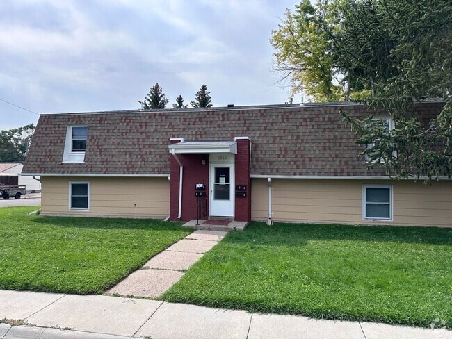 Building Photo - 2545 E 9th St Unit 2545 E 9th St Apt B