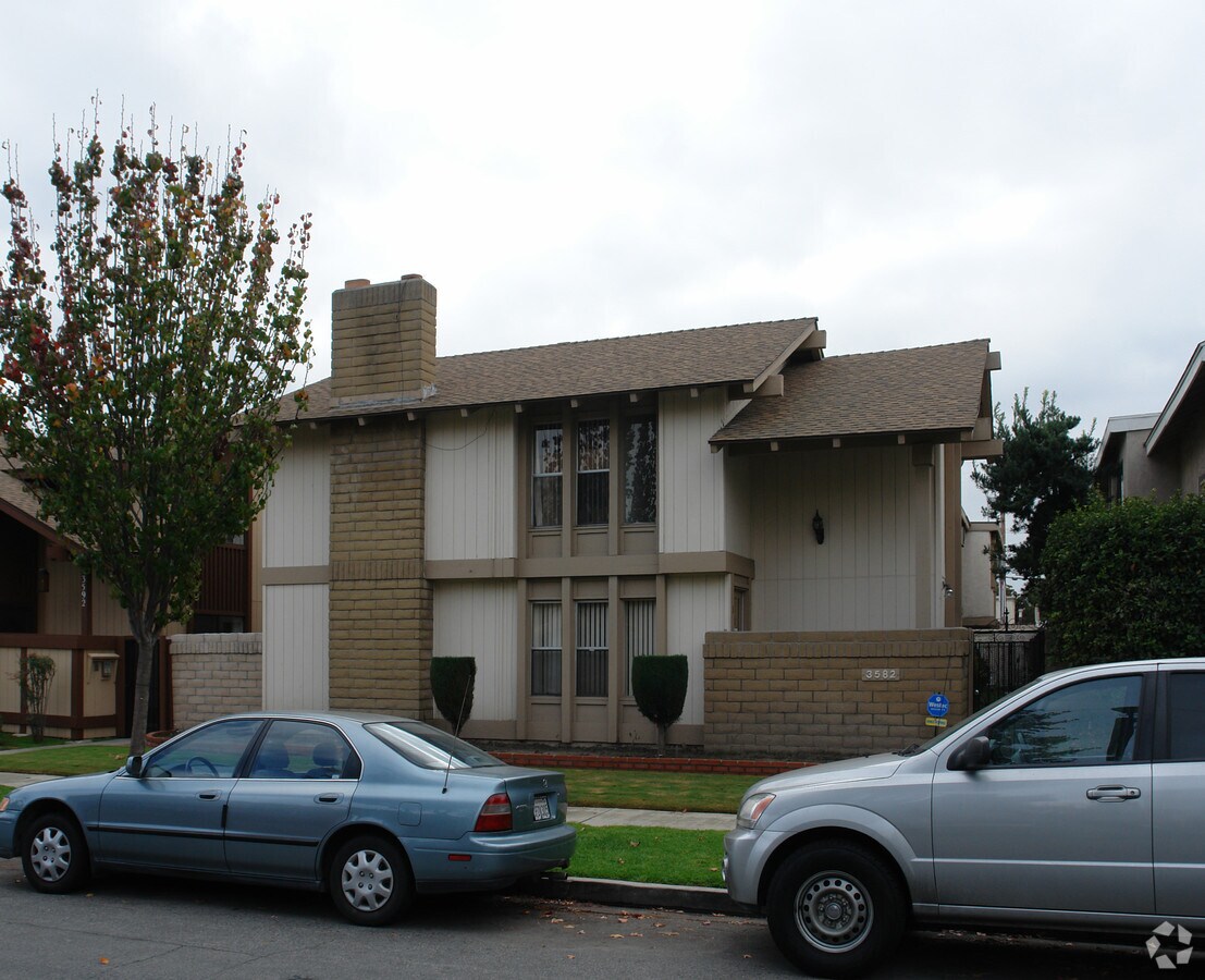 Photo - 3582 Howard Ave