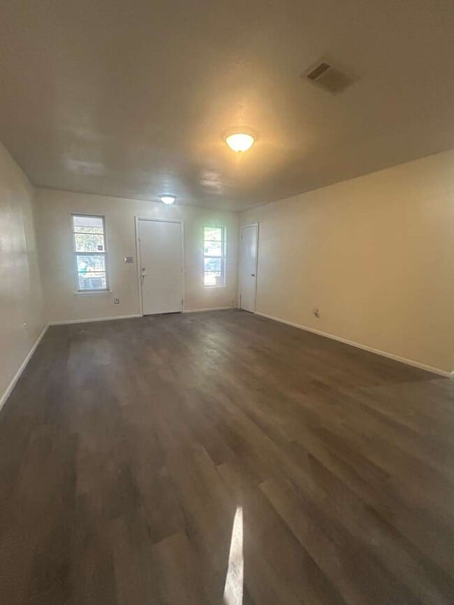 Photo - 1817 Victoria Dr