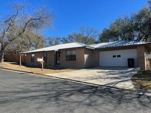 Building Photo - 302 Medio Vista Dr