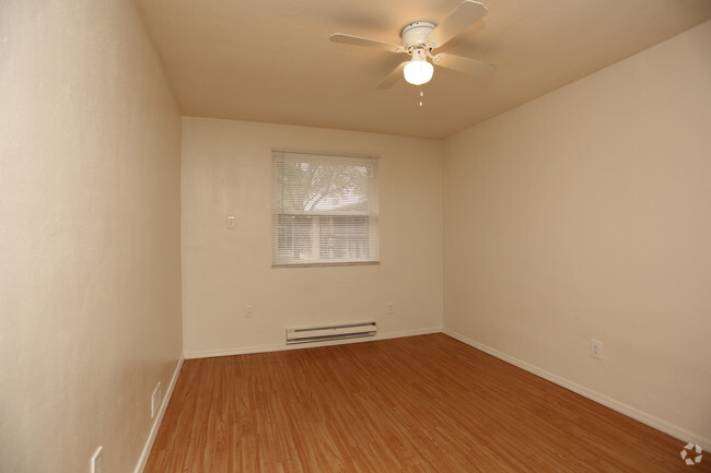 1BR, 1BA - 520 SF - Springwood Apartments