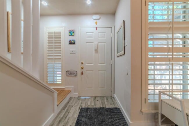 Photo - 1015 E Yager Ln Unidad 115