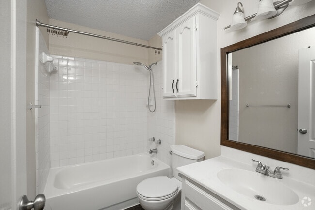 2BR, 1BA - 848SF - Primary Bathroom