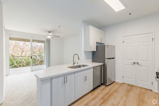 2BR, 2BA - 1,040SF