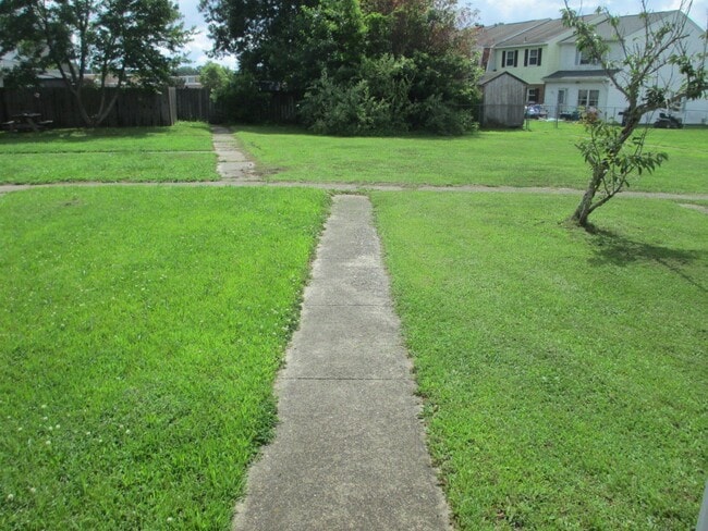 Photo - 3005 Radcliffe Ln N