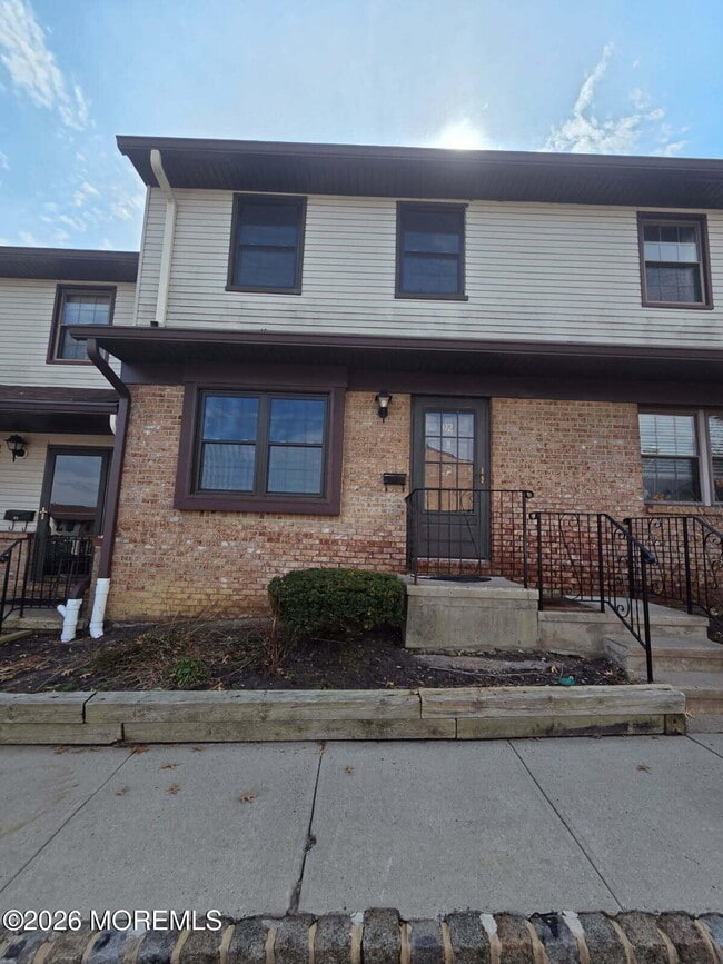 Building Photo - 92 Village Green Way