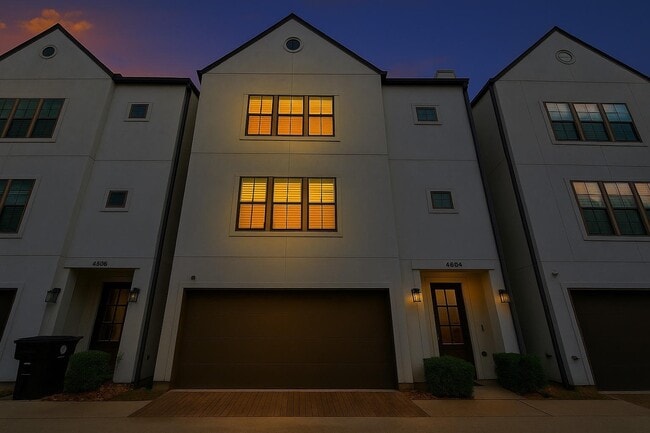 Building Photo - 4604 Chartres St