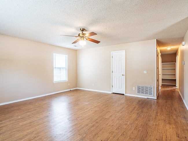 Photo - 306 Parkcrest Dr