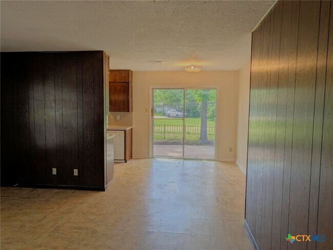 Photo - 402 Skyline Ave