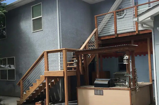 Building Photo - 816 Chestnut St Unit 2nd Story Kitchenette Rental