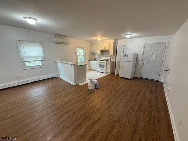 Building Photo - 173 US-46 Unit L4