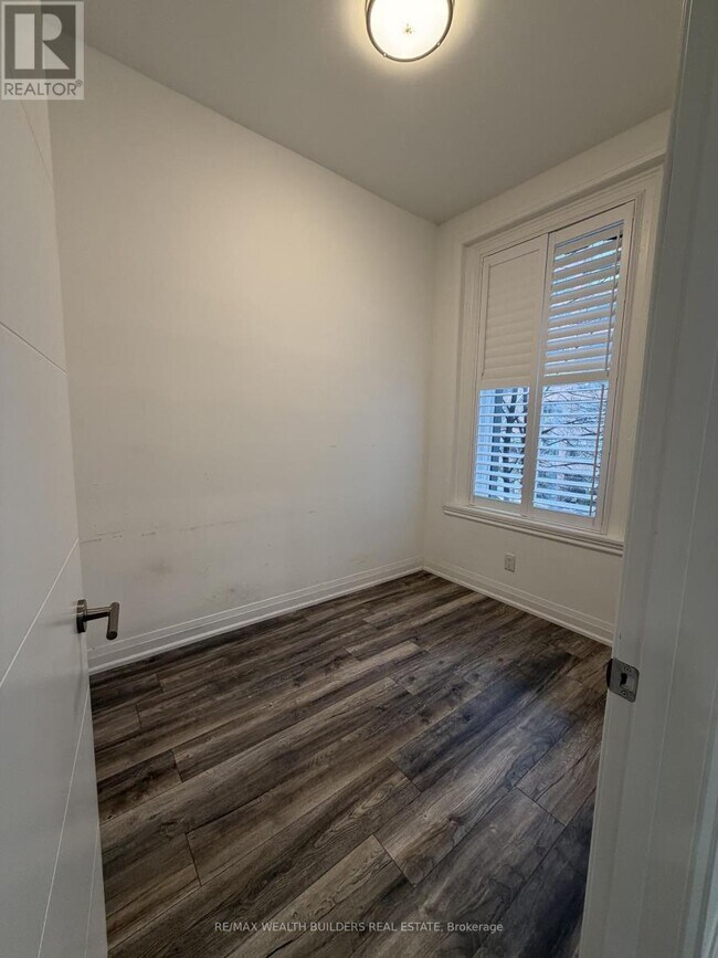 Photo - 217 Jarvis St