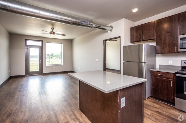 2BR, 2BA - 957 SF