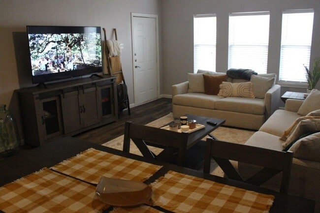 Photo - Spacious 2/2 Condo Minutes from Campus. Fu...