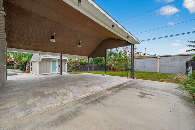 Building Photo - 717 W 30th St