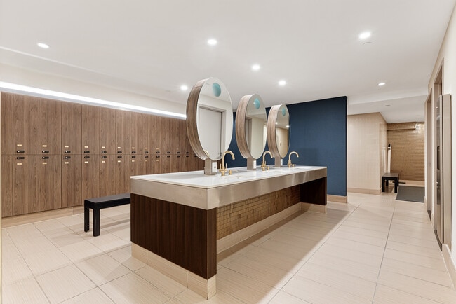 Photo - 4705 Center Boulevard