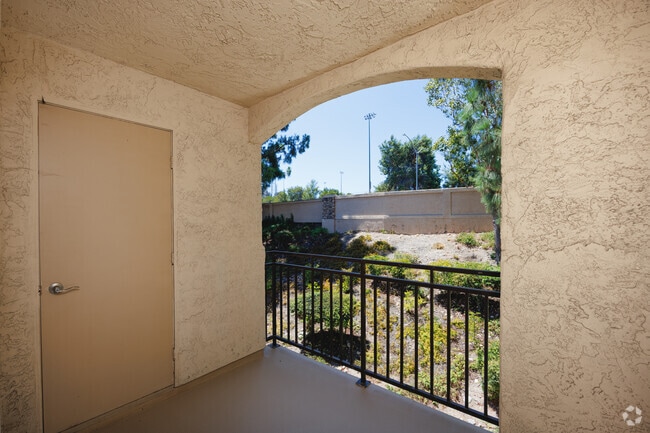 2BR, 2BA - 925SF - Private Balcony