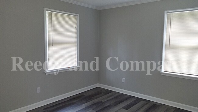 Photo - 893 Linwood Rd