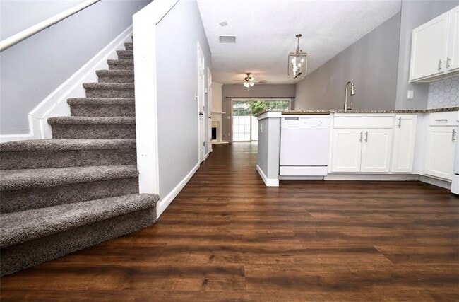 Photo - 233 Buckland Dr