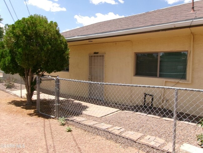 Building Photo - 5649 Cory Dr Unit B