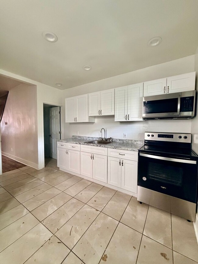 Photo - Spacious 3-Bedroom Home with Central A/C, In-Unit Laundry & Pet-Friendly Living