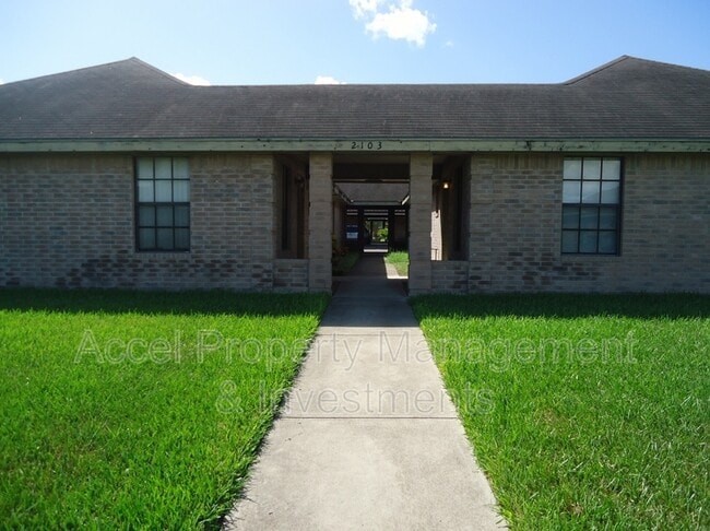 Building Photo - 2103 N Paradise Dr Unit #4