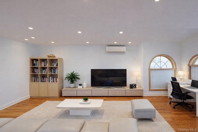 Photo - 45-44 Browvale Ln