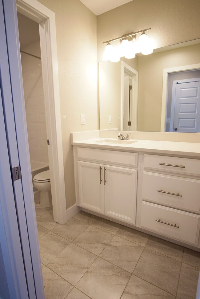 Baño principal con cuarto separado para inodoro y ducha. - 2541 Moline St