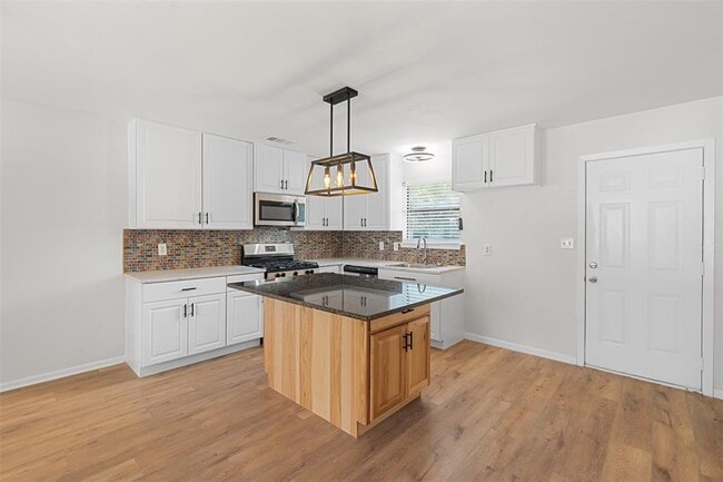 Photo - 806 W 8th St