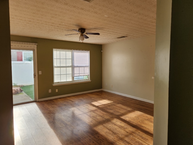 Photo - 579 W Oaks Dr