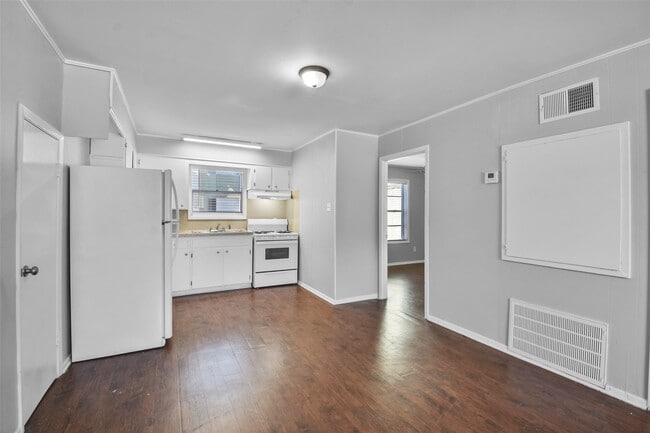 Building Photo - 1507 Broadmoor Dr Unit D