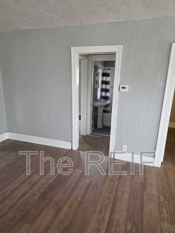 Photo - 1023 Barrie Ave