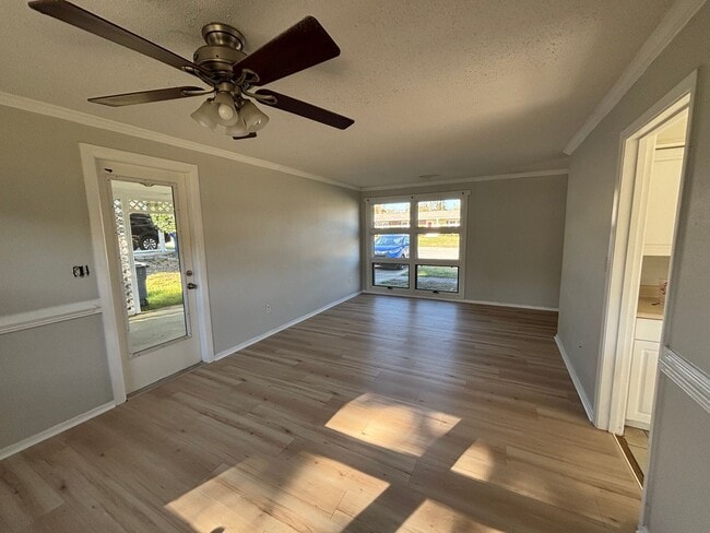 Building Photo - Freshly Updated 3 Bedroom Home