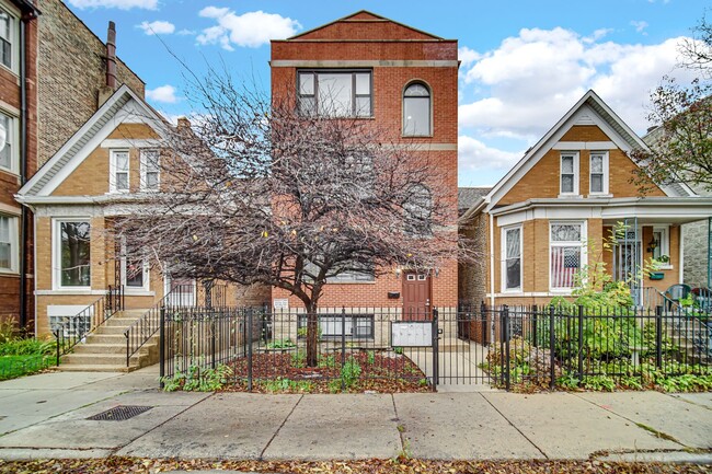 Building Photo - 2218 W Augusta Blvd Unit 1