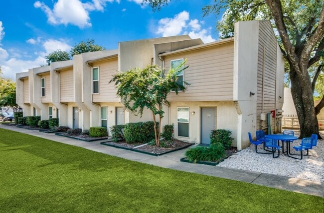 Building Photo - Iconic Village Rental