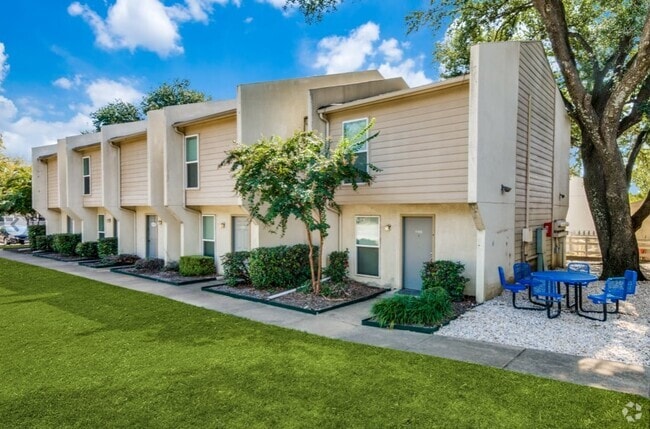 Building Photo - Iconic Village Rental