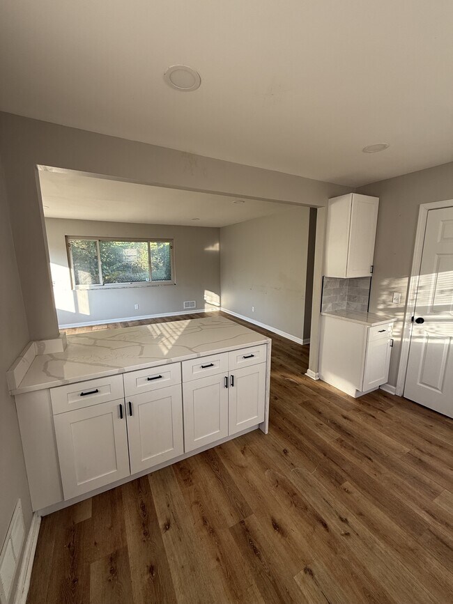 Photo - 1154 W 37th St