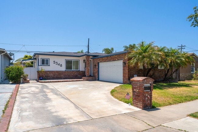 Building Photo - Beautiful Hawthorne Rental In Hollyglen!