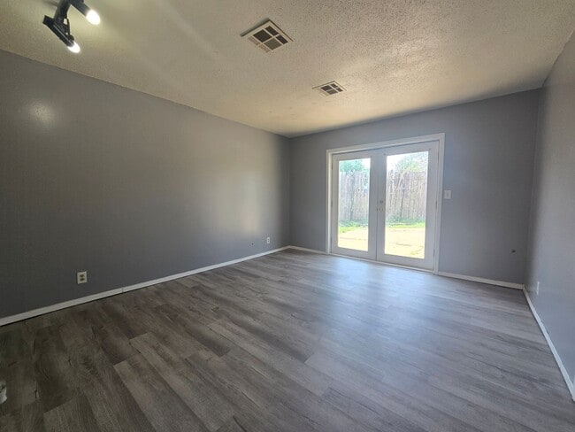 Photo - 3 Bedroom 1.5 Bath and 2 Garage home in Shawnee!