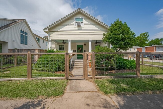 Photo - 845 Columbia St